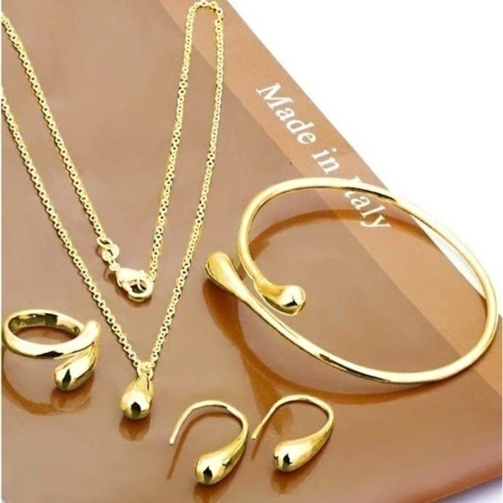 Gold Water Drop Tear Drop
Jewelry Set